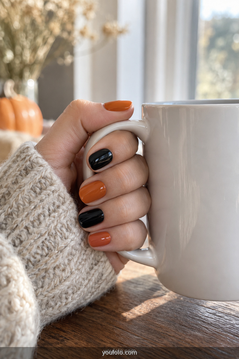 Alternating orange and black simple Halloween manicure