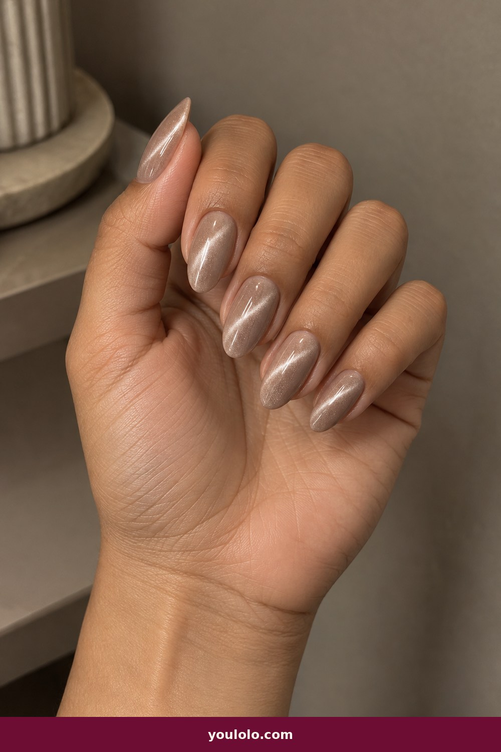 Beige Nails idea 3: Beige Cat-Eye Beam