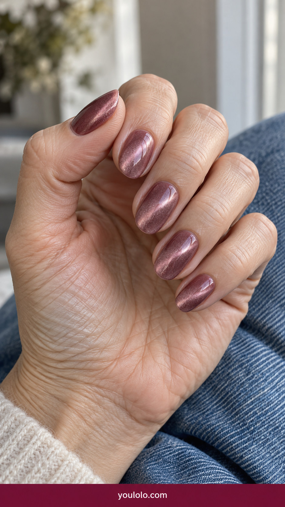 Cat Eye Nails idea 3: dusty rose magnetic cat-eye with soft velvet halo rather than hard stripe on an anatomically realistic feminine hand