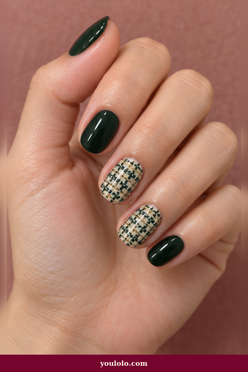 Cream and Green Holiday Tweed Christmas Nails Short idea