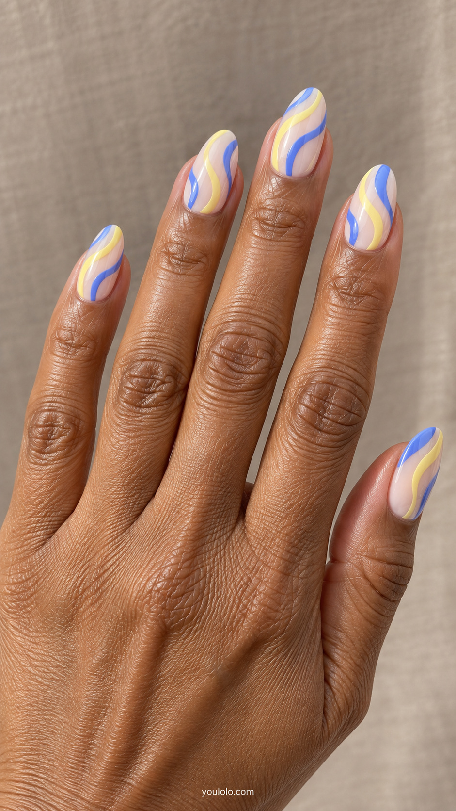 Two-color waves with open space manicure