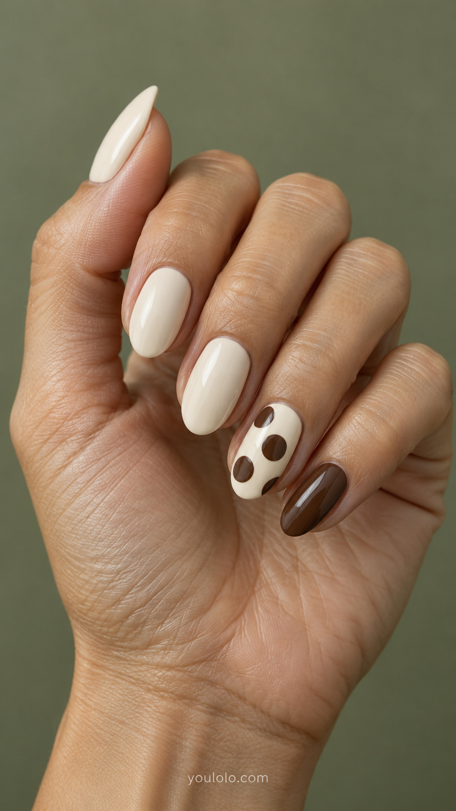A large-dot accent on short cream nails manicure