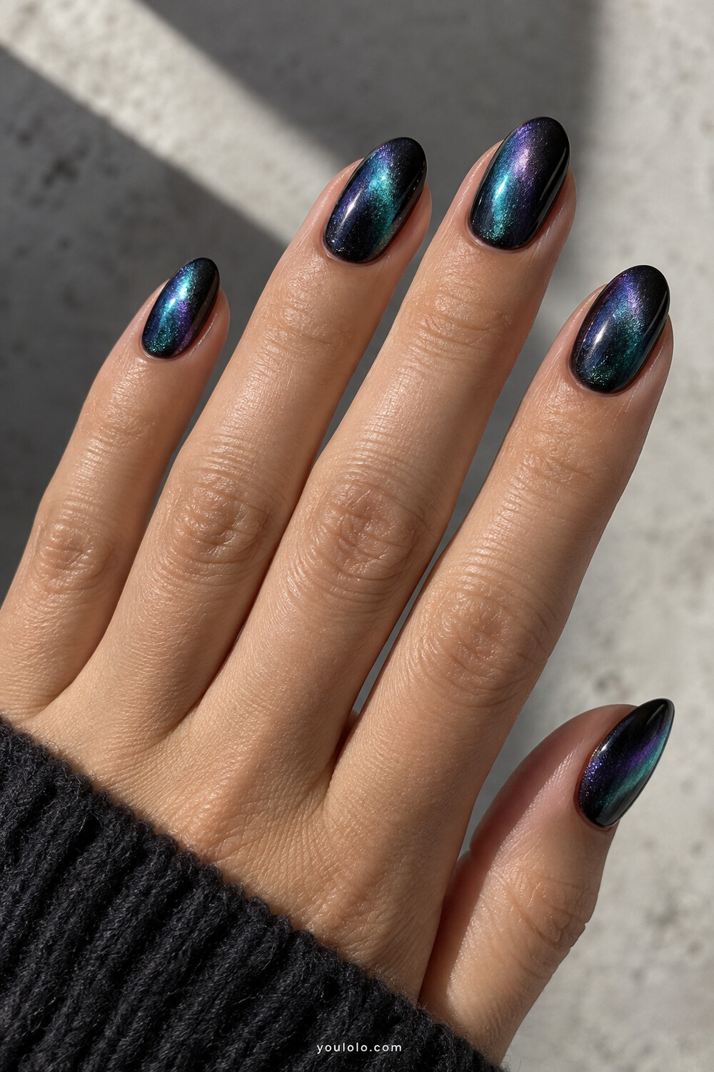 Teal to violet aurora chrome manicure with a smooth color shift