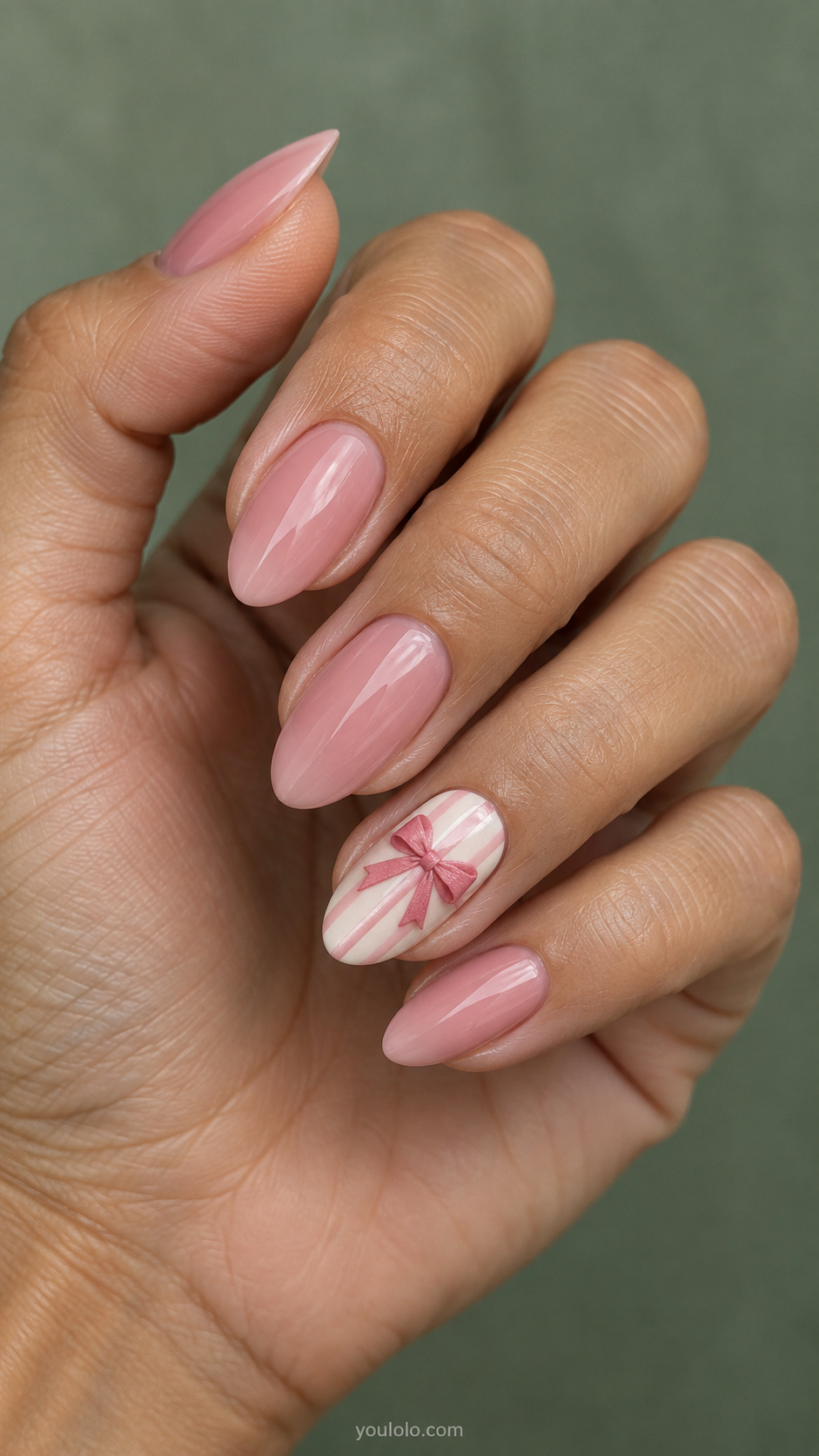 A miniature bow over fine stripes manicure