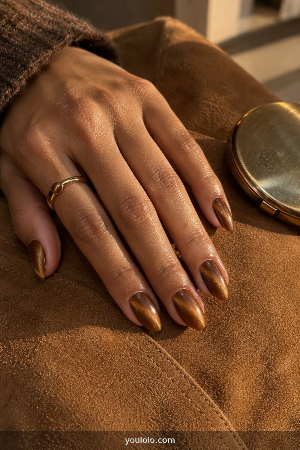 Honey amber magnetic cat eye almond nails