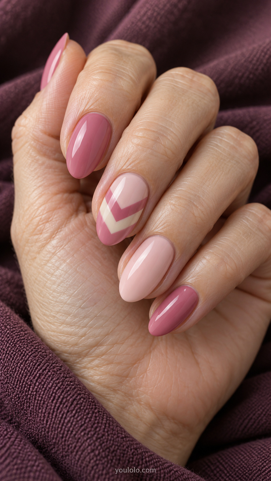 Pink chevrons with cream breaks manicure