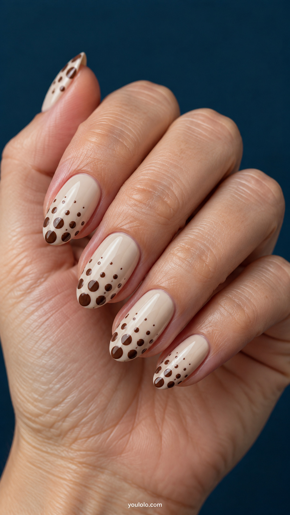 A brown dot gradient by size manicure