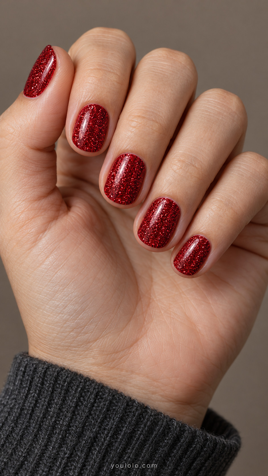 Short rounded nails with dense ruby-red microglitter
