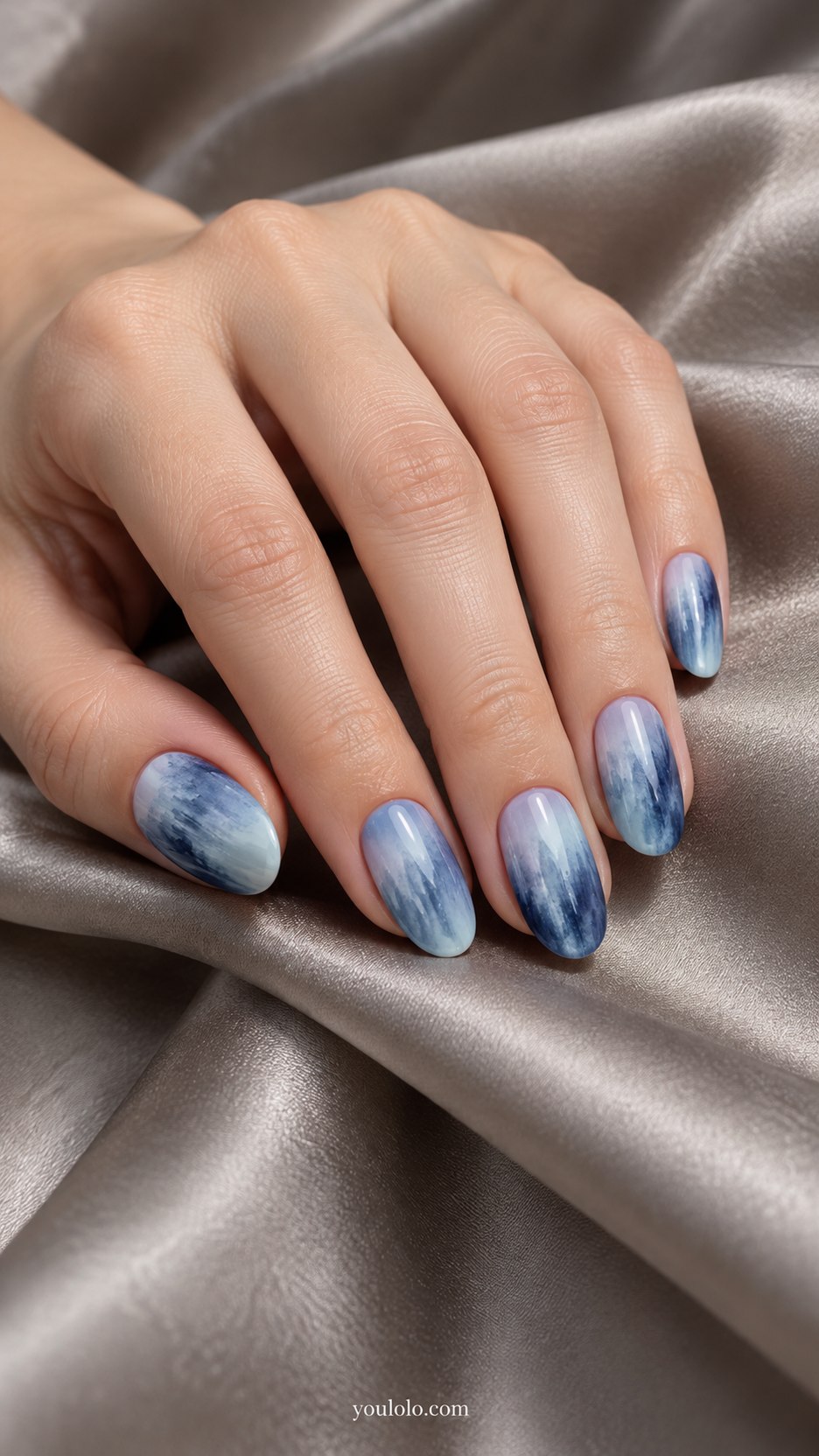 Faded Denim Ombre: medium oval nails, cloudy pale blue to indigo soft vertical faded fabric effect