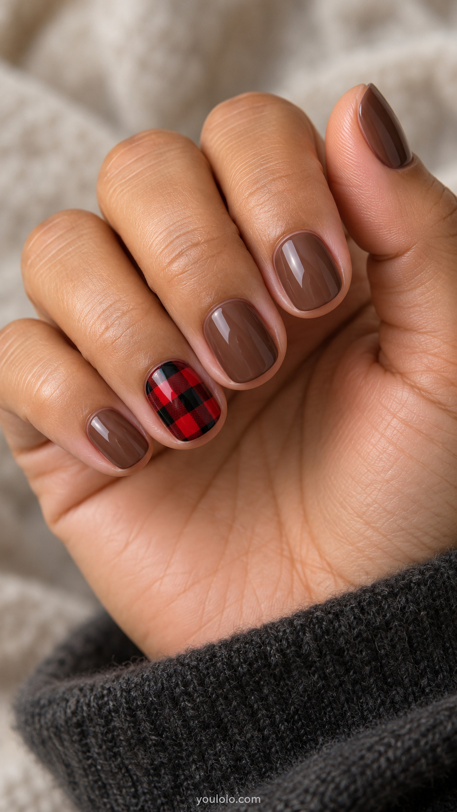 Chestnut round nails with a single red-and-black checked ring nail