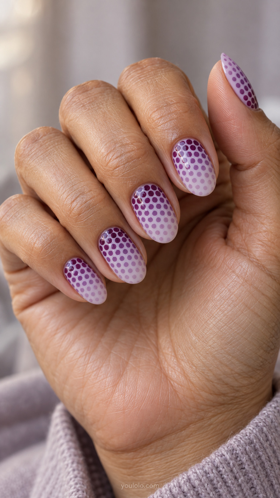 Oval lilac nails with a plum-to-mauve gradient made from evenly sized dots.