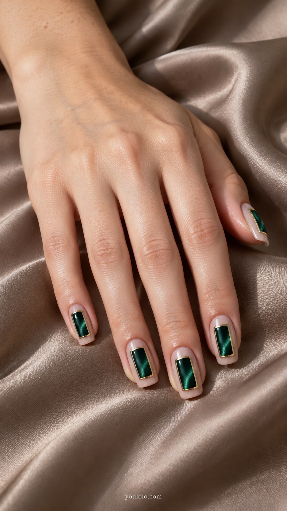 Emerald Velvet Windows: medium square nude nails, central emerald rectangular magnetic velvet inset bordered fine gold paint