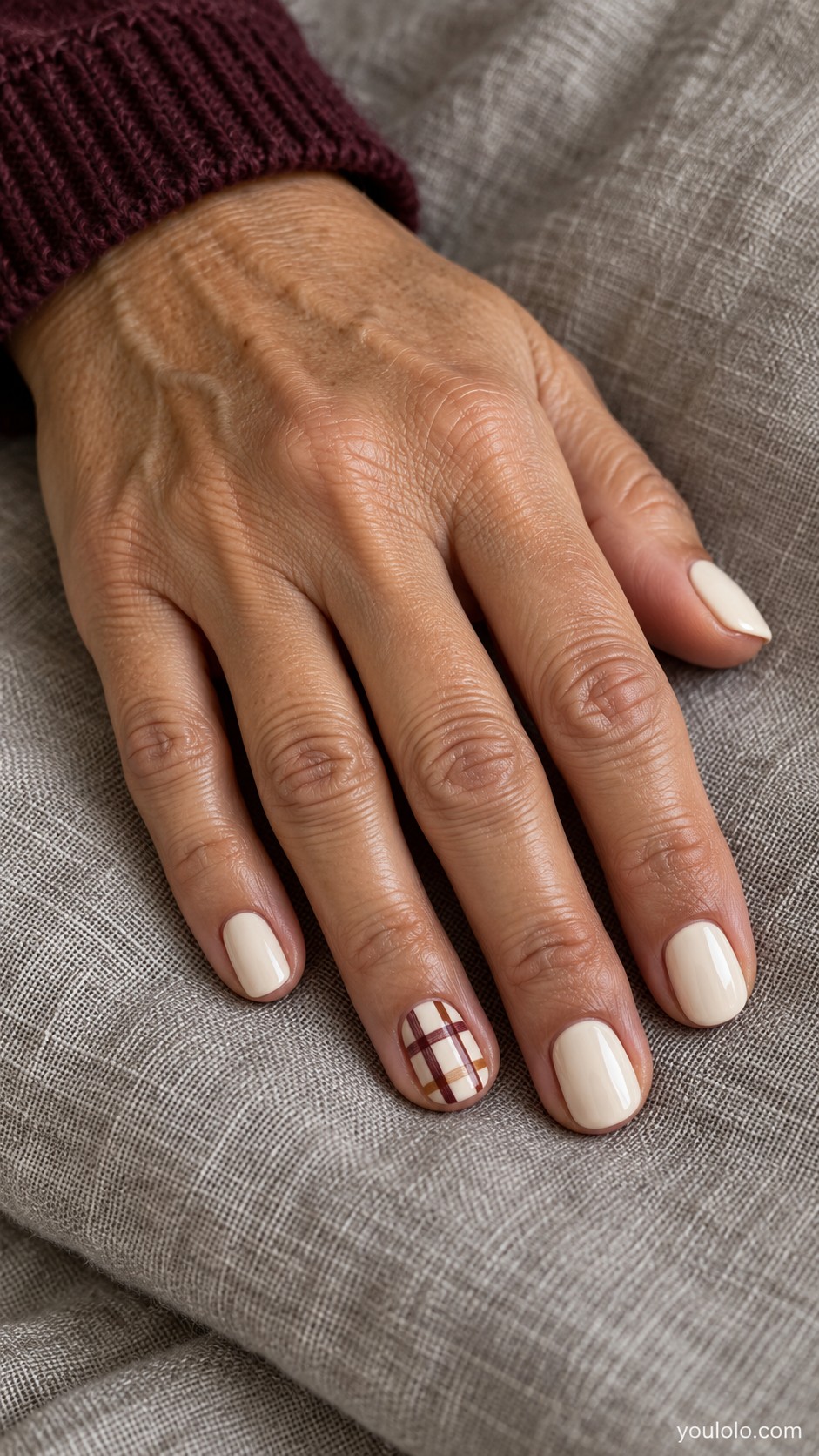 November nails ideas — Cream with a Plaid Accent