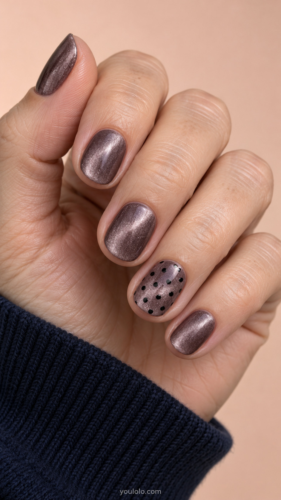 One Dotted Accent, Four Quiet Nails manicure on short rounded nails.