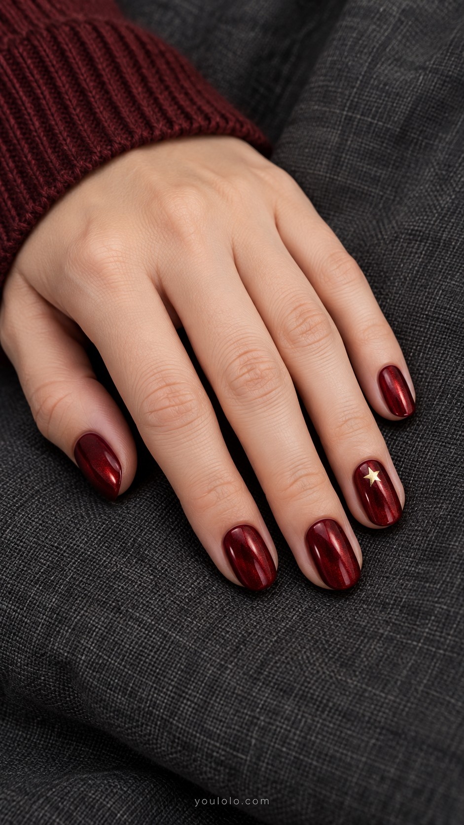 Christmas nails — Red Velvet with a Gold Star