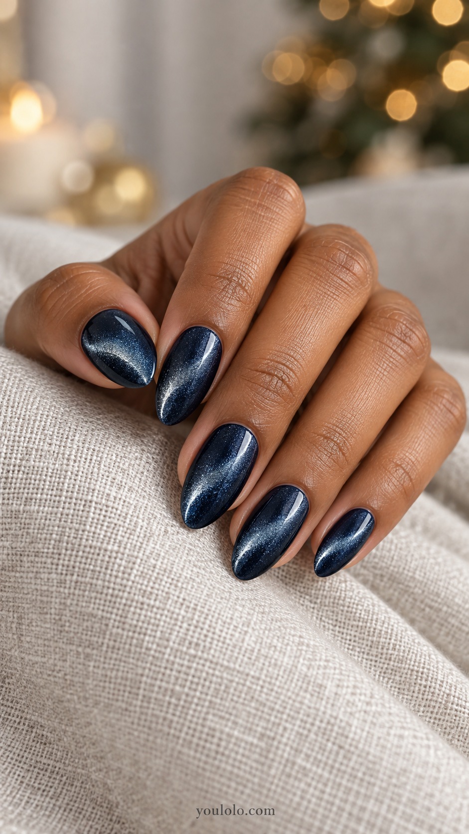 Medium almond dark navy magnetic cat eye nails silvery crescent magnetic highlight along one side
