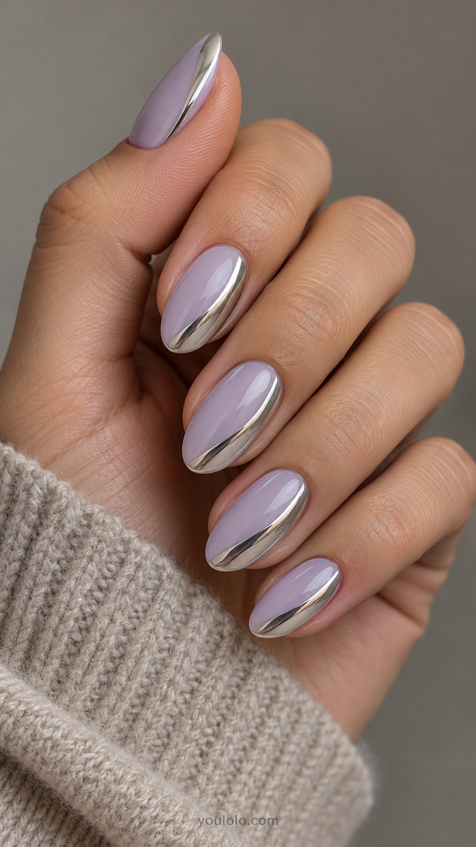 Winter lilac creme base with a narrow curved platinum chrome side sweep.