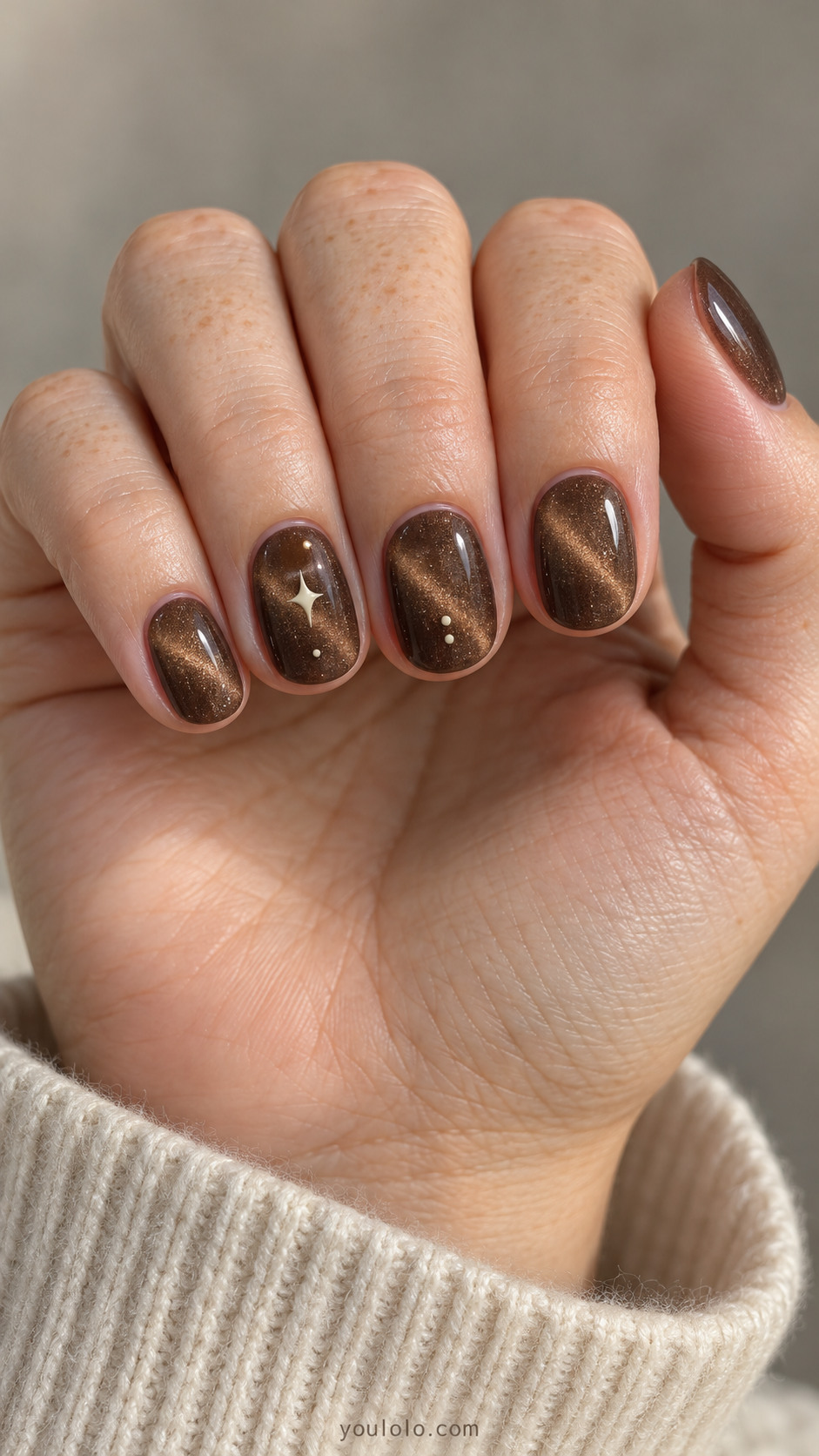 Short round walnut magnetic nails with one ivory star and small dots across two accent fingers.