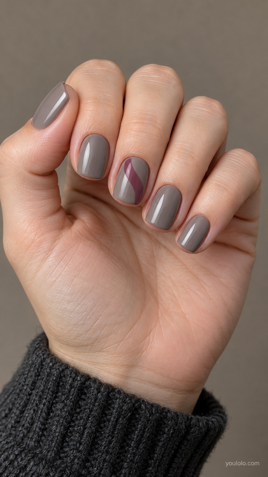 September nail ideas — Warm Gray with a Mauve Wave