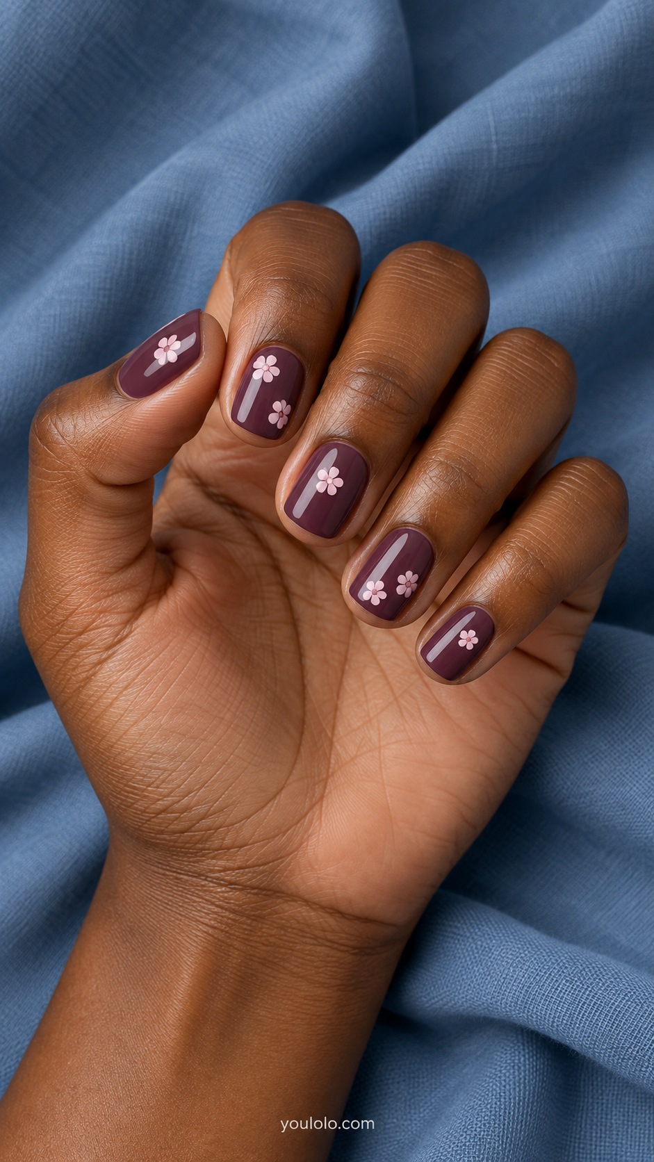 Short squoval nails muted plum with tiny pale pink simple five petal daisies