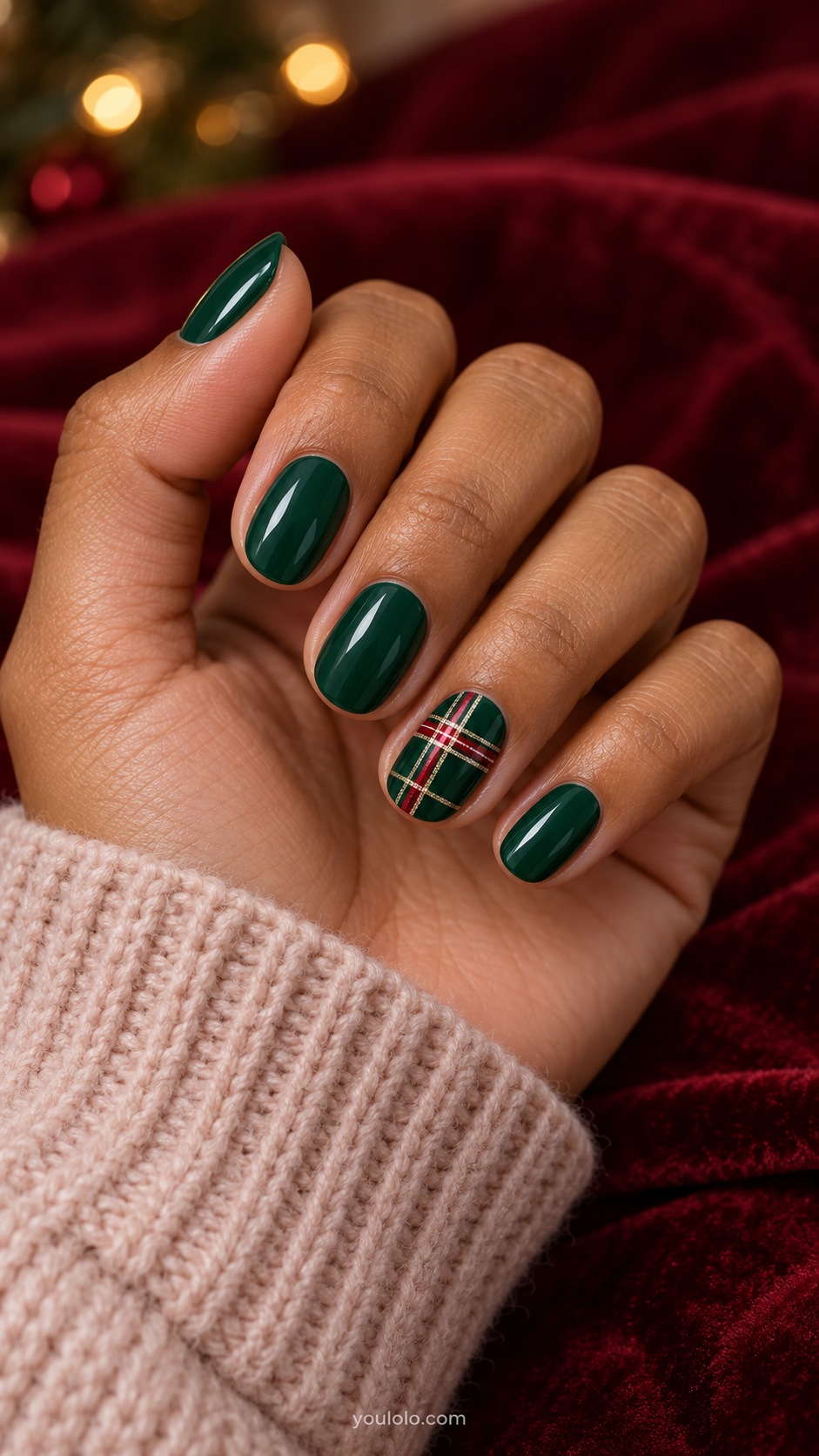 Short oval emerald nails ring nail emerald base with thin red white gold plaid lines