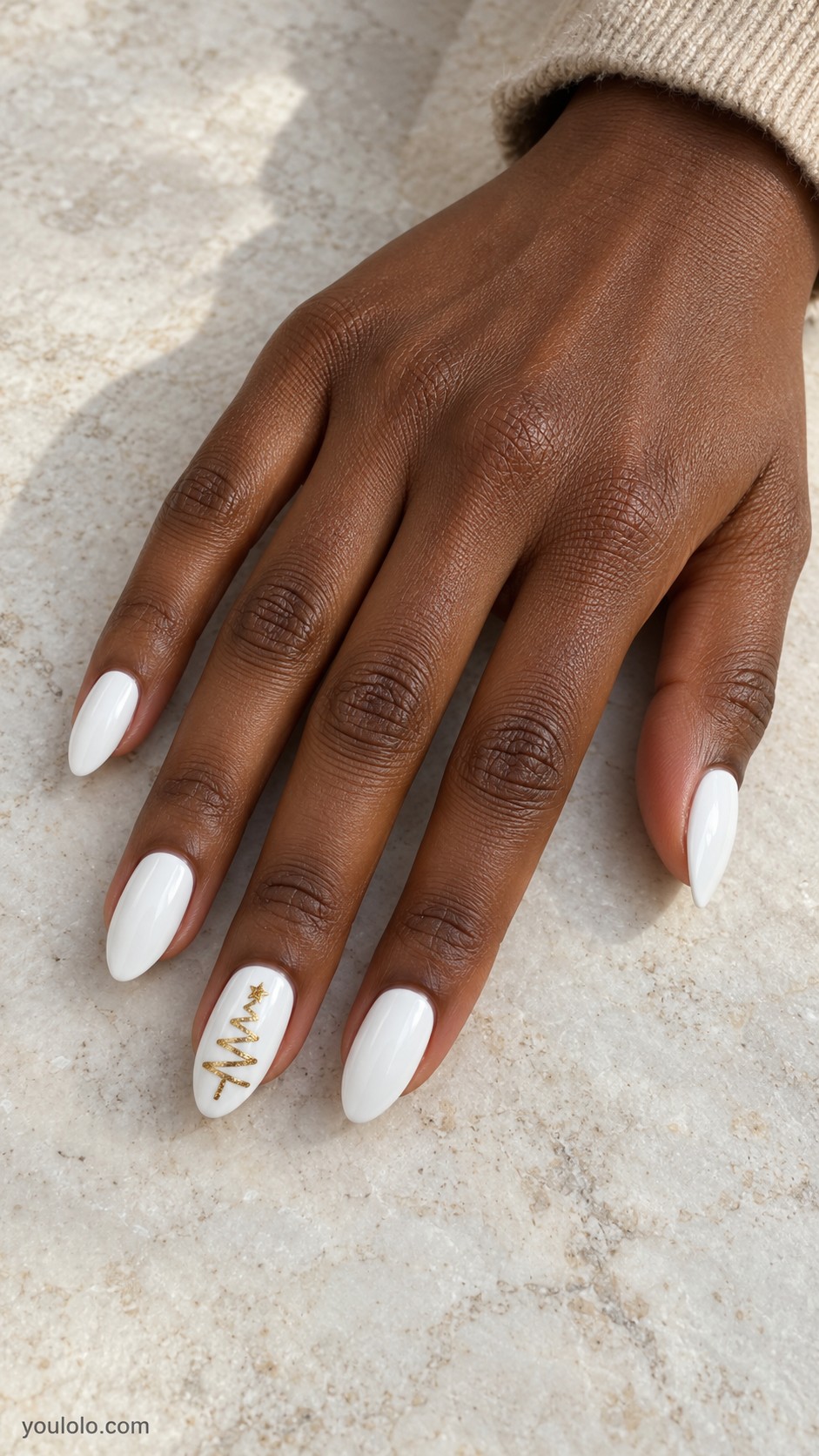 Christmas nail ideas — White with a Gold Zigzag Tree