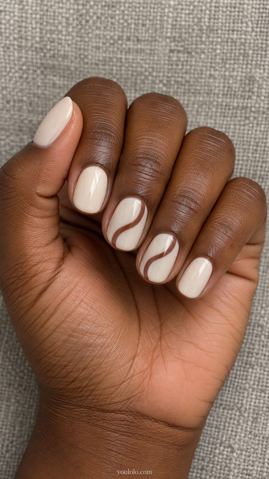 Short Press-On Nails: Cocoa Swirl Accent manicure on a naturally posed hand