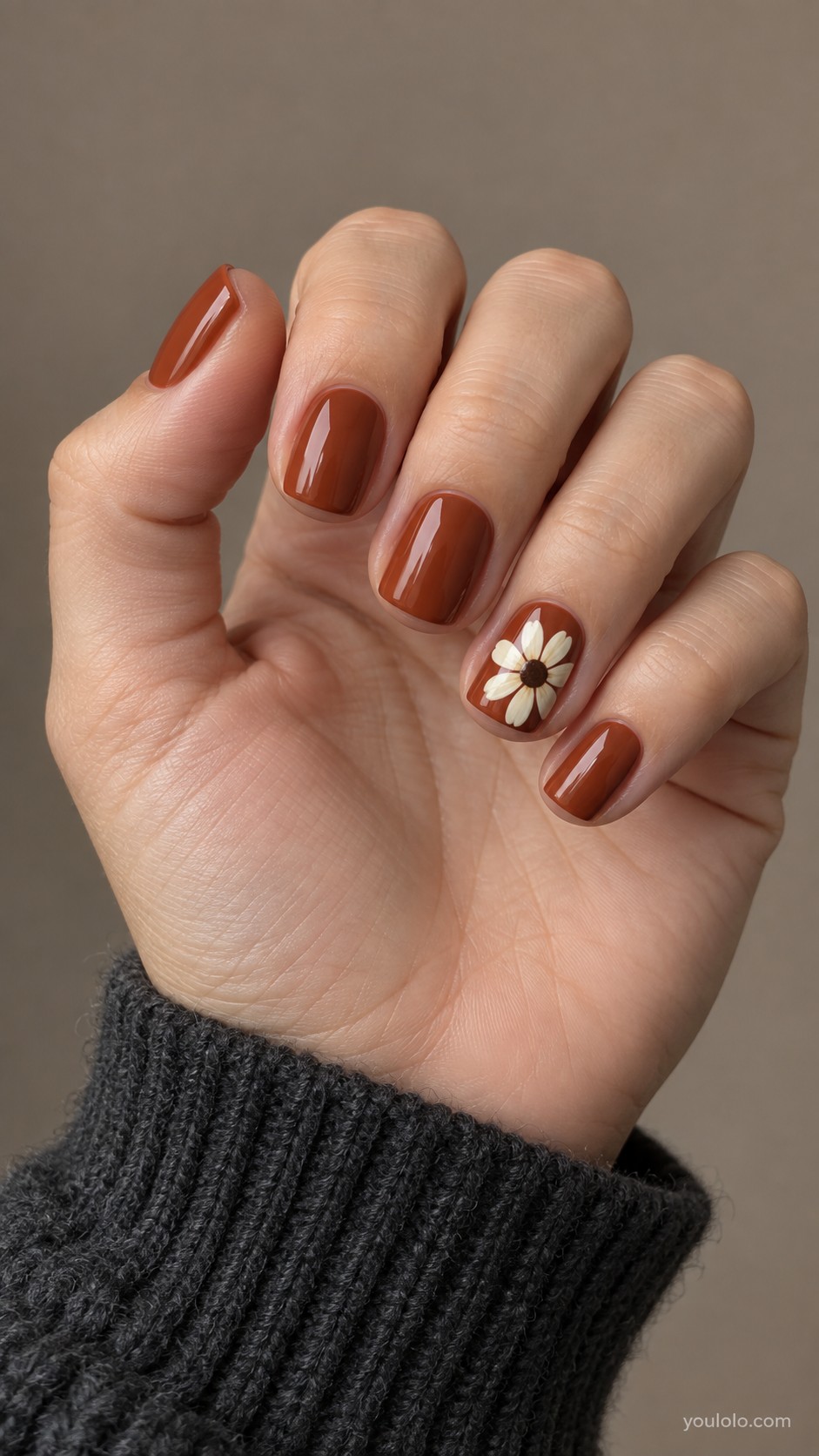 autumn nails — Burnt Sienna with a Cream Daisy