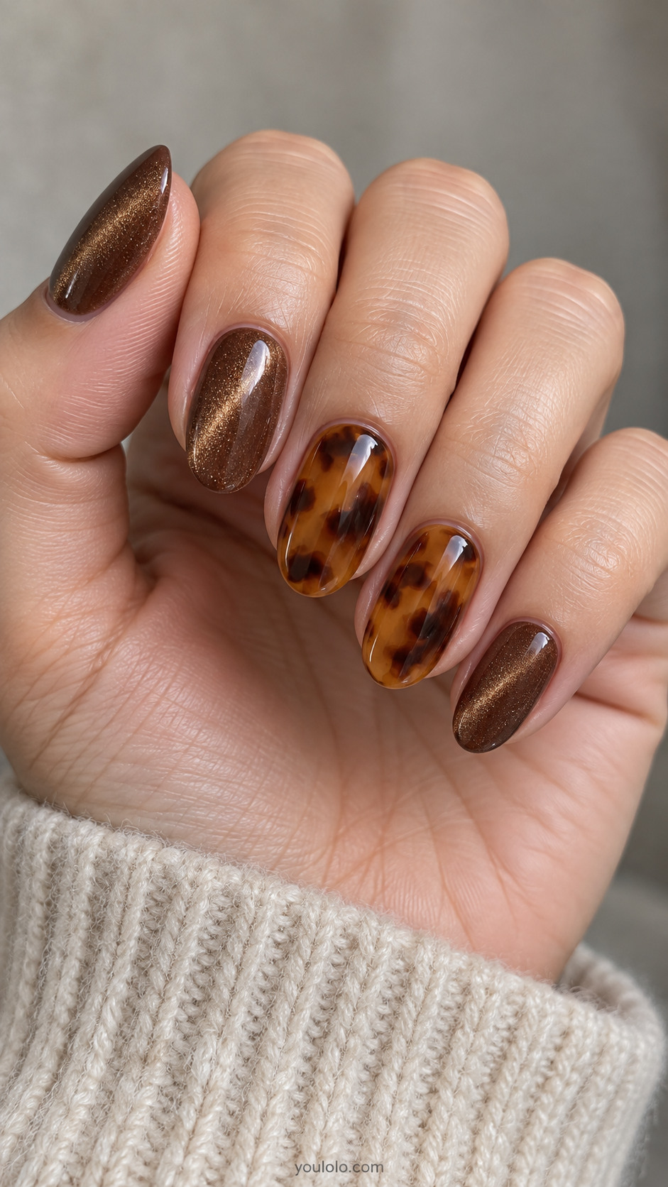 Medium oval nails: thumb index pinky warm brown magnetic velvet; middle and ring translucent amber tortoiseshell with irregular dark brown layered patches, no gold.