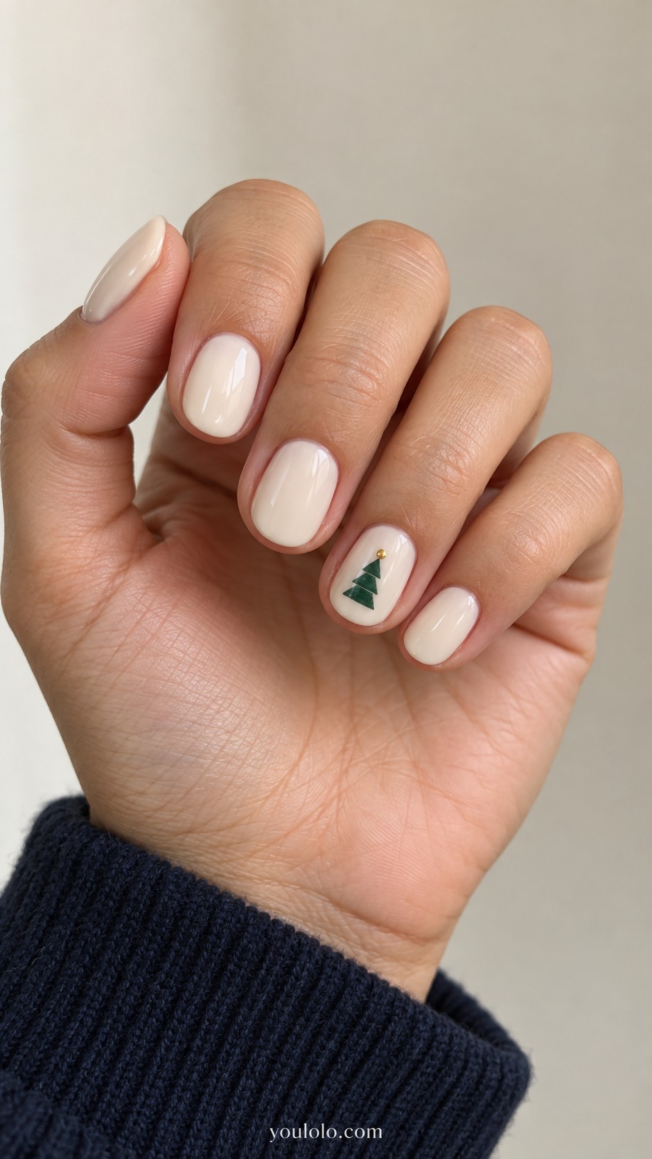 Xmas nails — A Minimal Christmas Tree