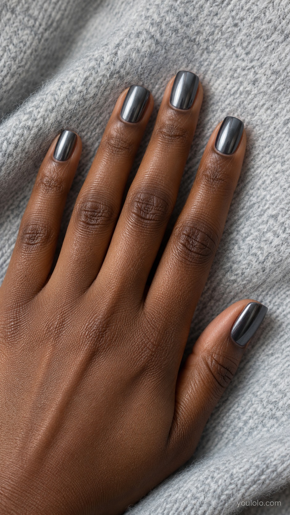 Gunmetal Chrome fall chrome nails — smoky charcoal silver gunmetal chrome, smooth metallic reflections, short soft-square nails