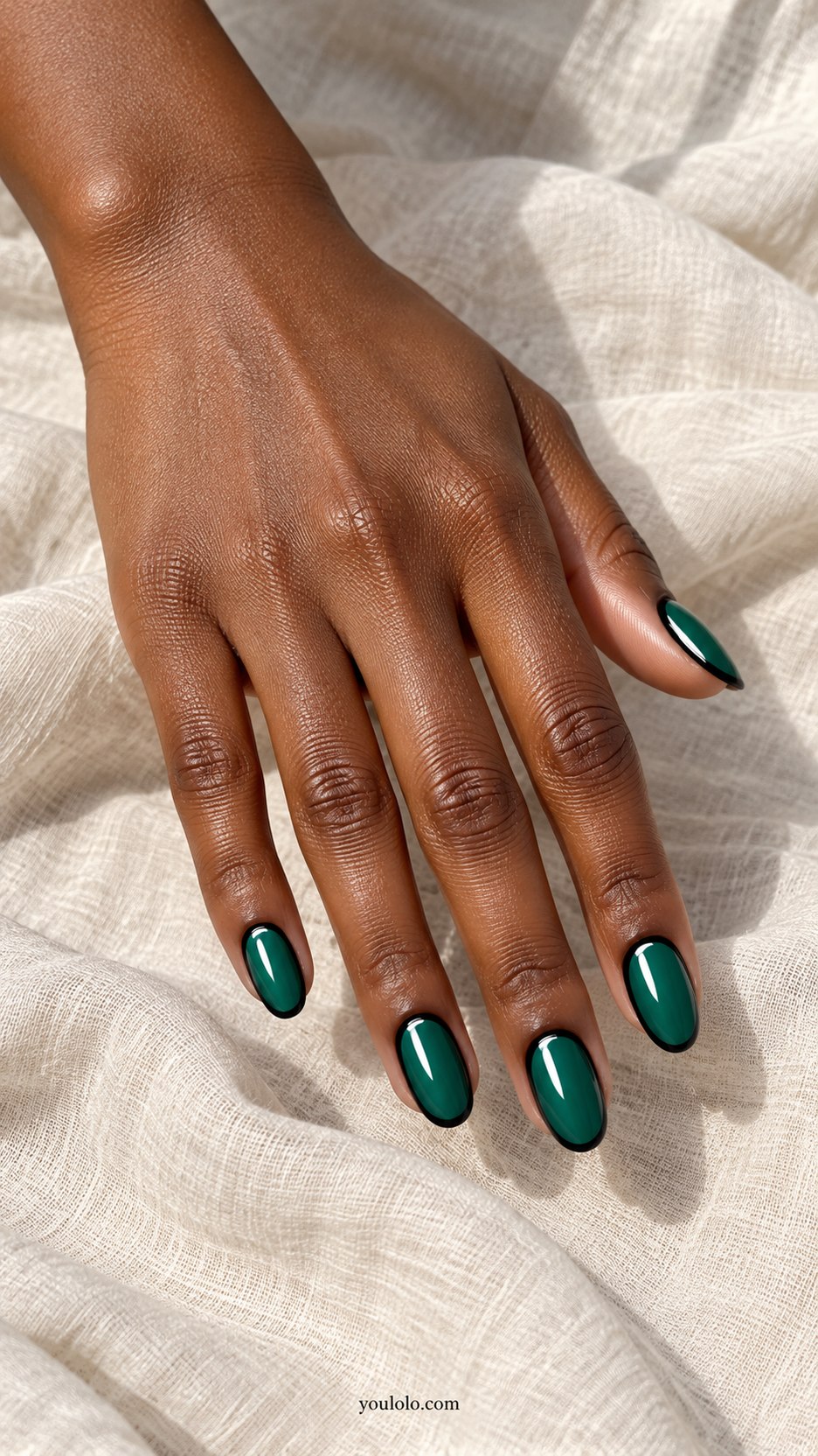 Emerald Graphic Shine: medium oval emerald nails, clean black border and large single curved white painted shine mark