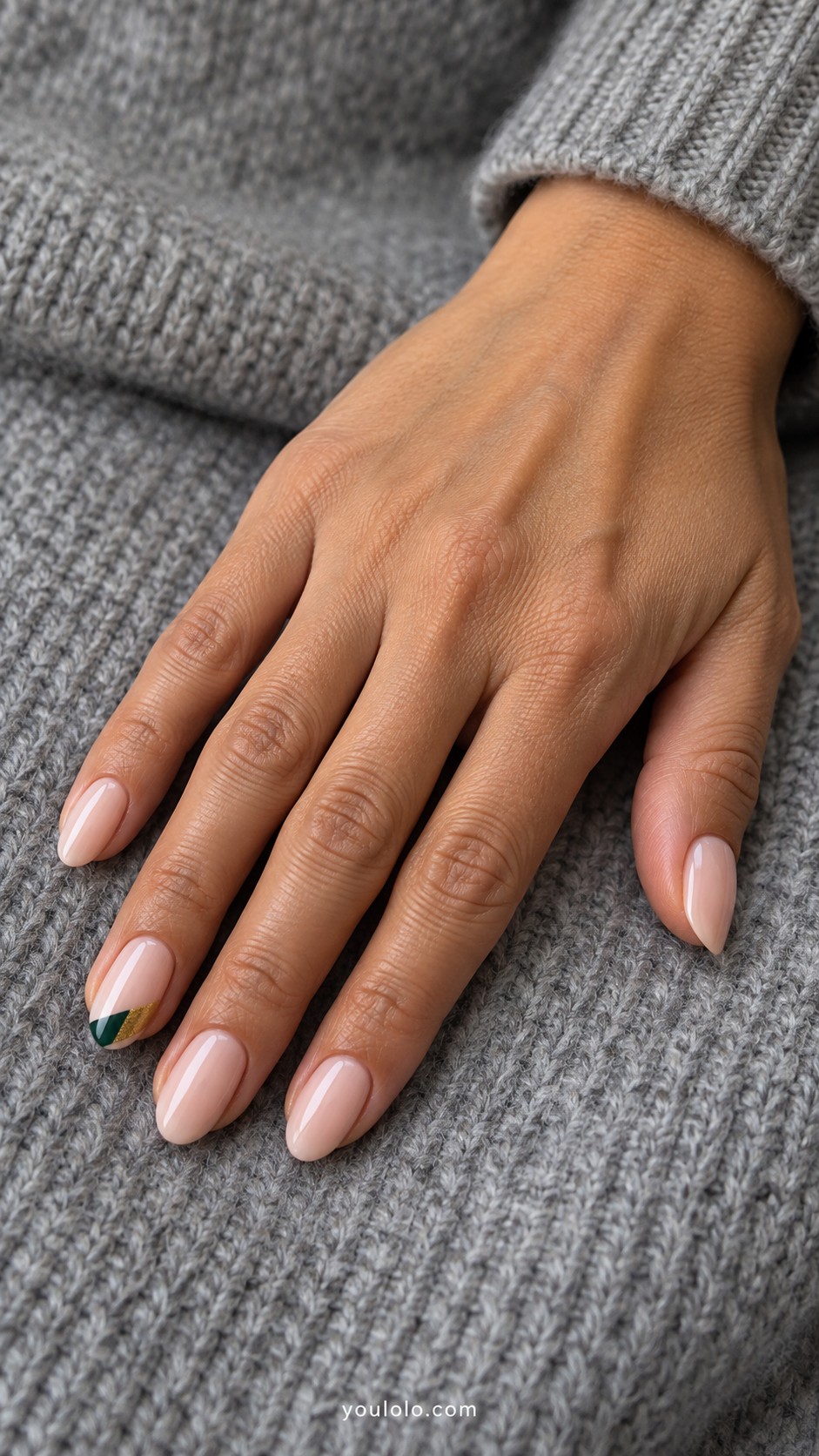 Simple Christmas Nails — Green and Gold Corner Pair