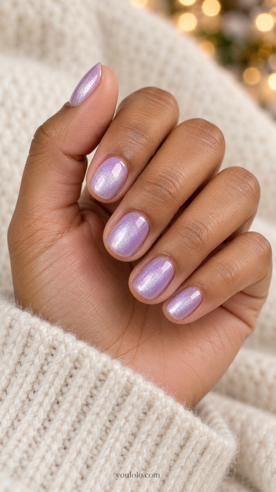Short round pale lilac magnetic nails luminous silvery lavender center