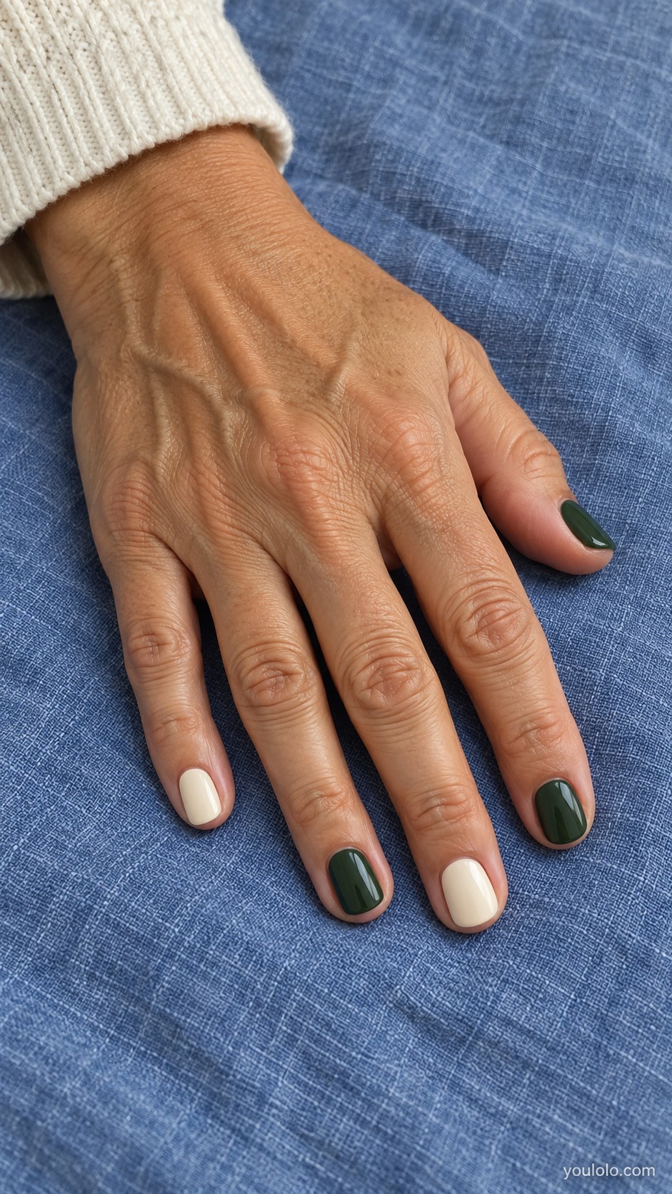 Xmas nails — Cream and Evergreen Alternation