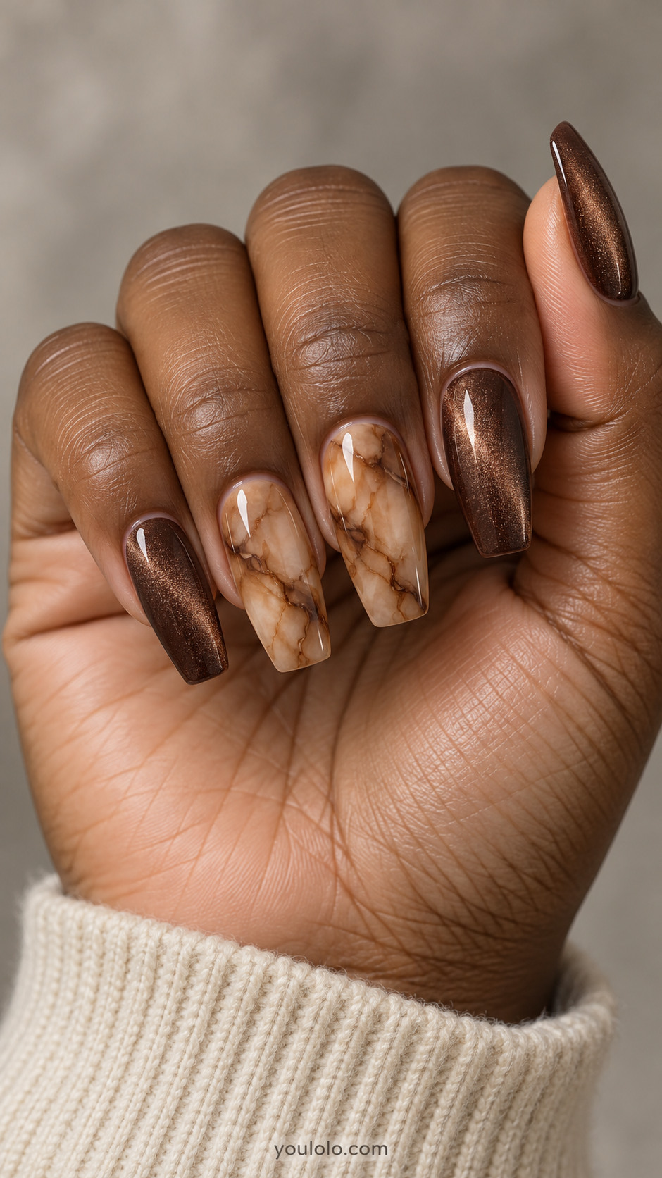 Medium coffin nails: brown magnetic velvet thumb index pinky, middle and ring translucent caramel marble with fine soft dark brown wandering veins, no metallic foil.
