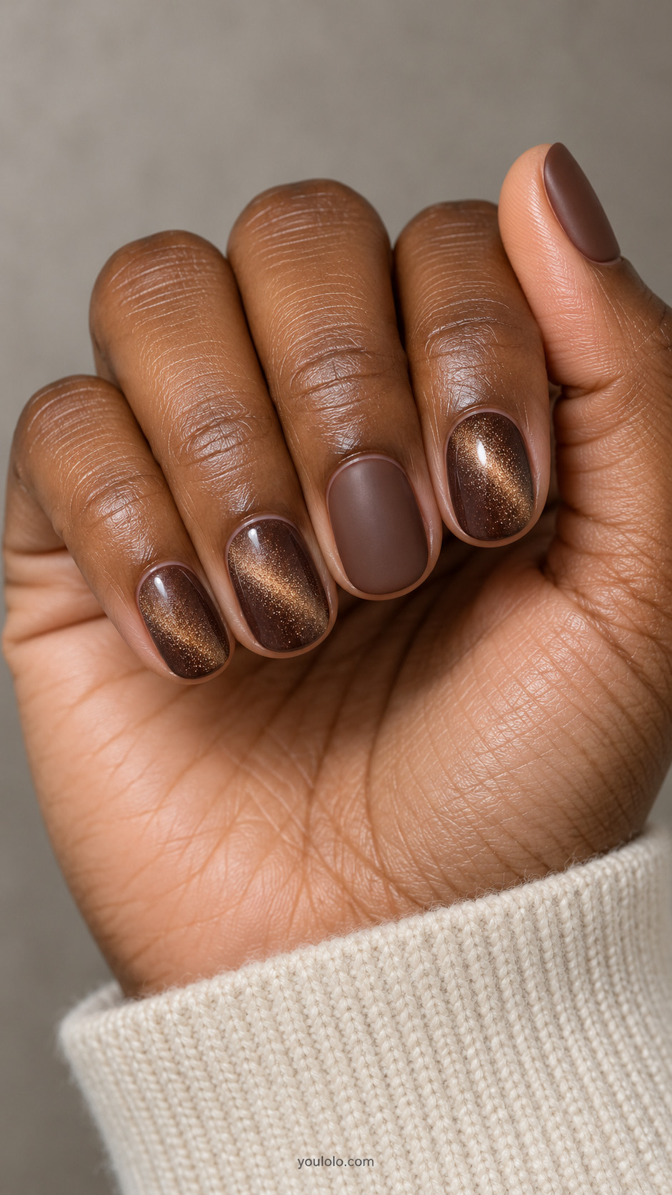 Short round brown nails alternating magnetic velvet with matte cocoa on thumb and middle.