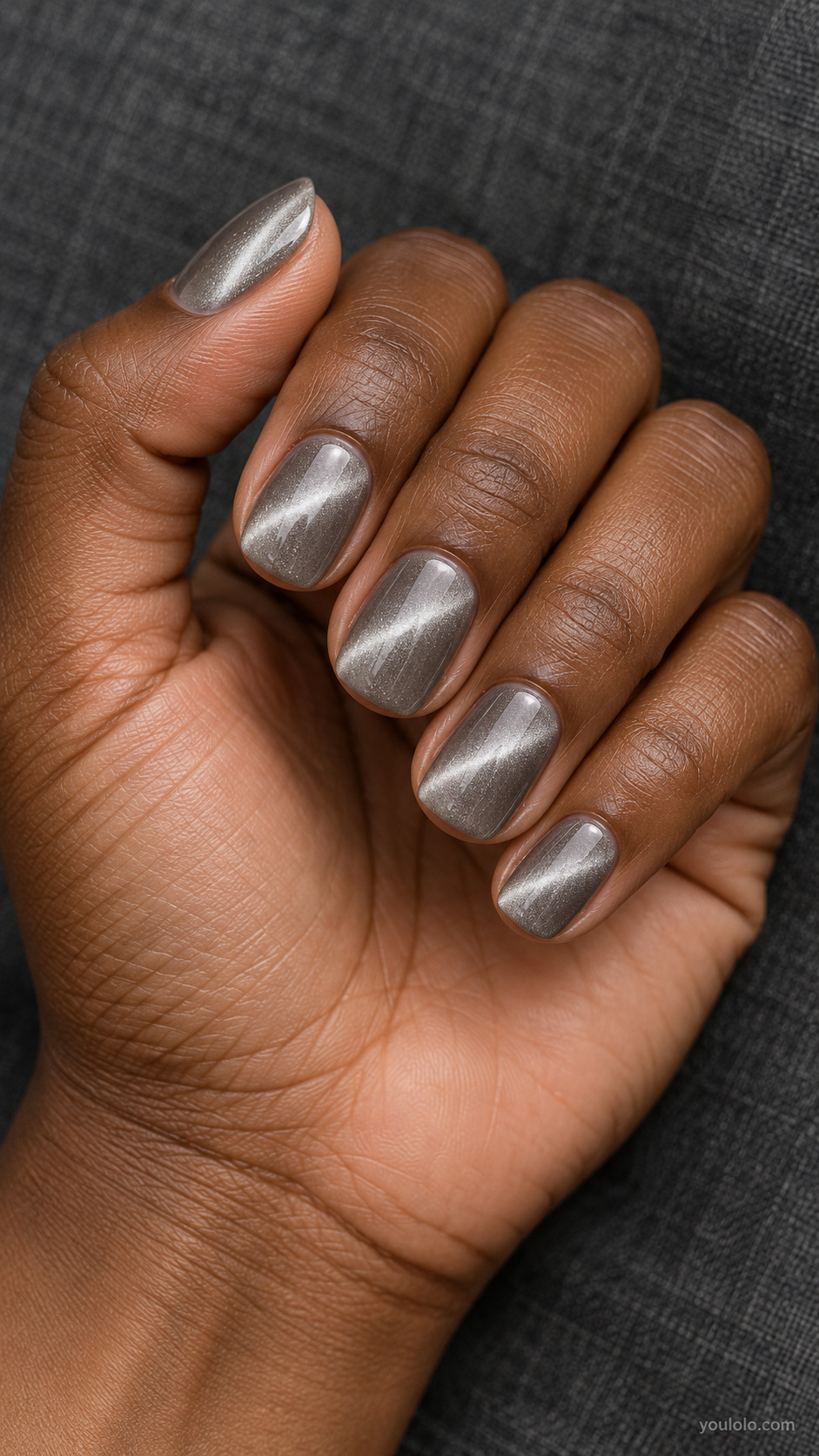Short silver-gray squoval nails with luminous diagonal cat-eye bands