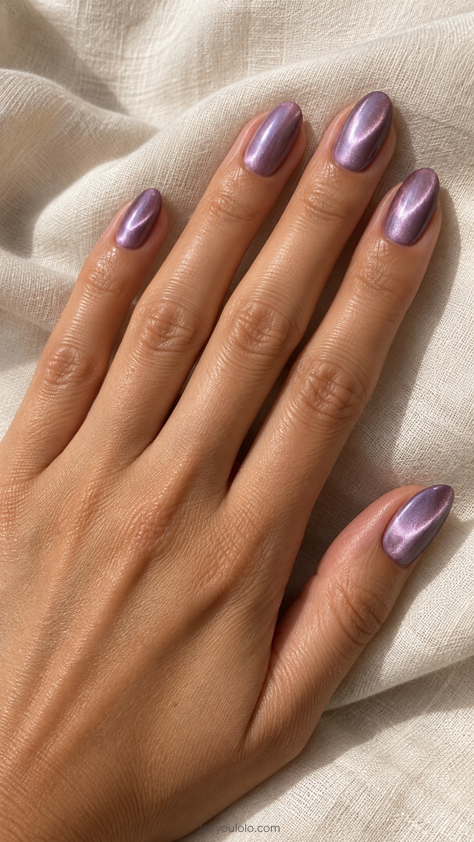 Lilac with a Magnetic Ribbon cat eye nails — Medium oval lilac magnetic nails with bright curved ribbon shaped magnetic highlight, soft plum shadow at edges.